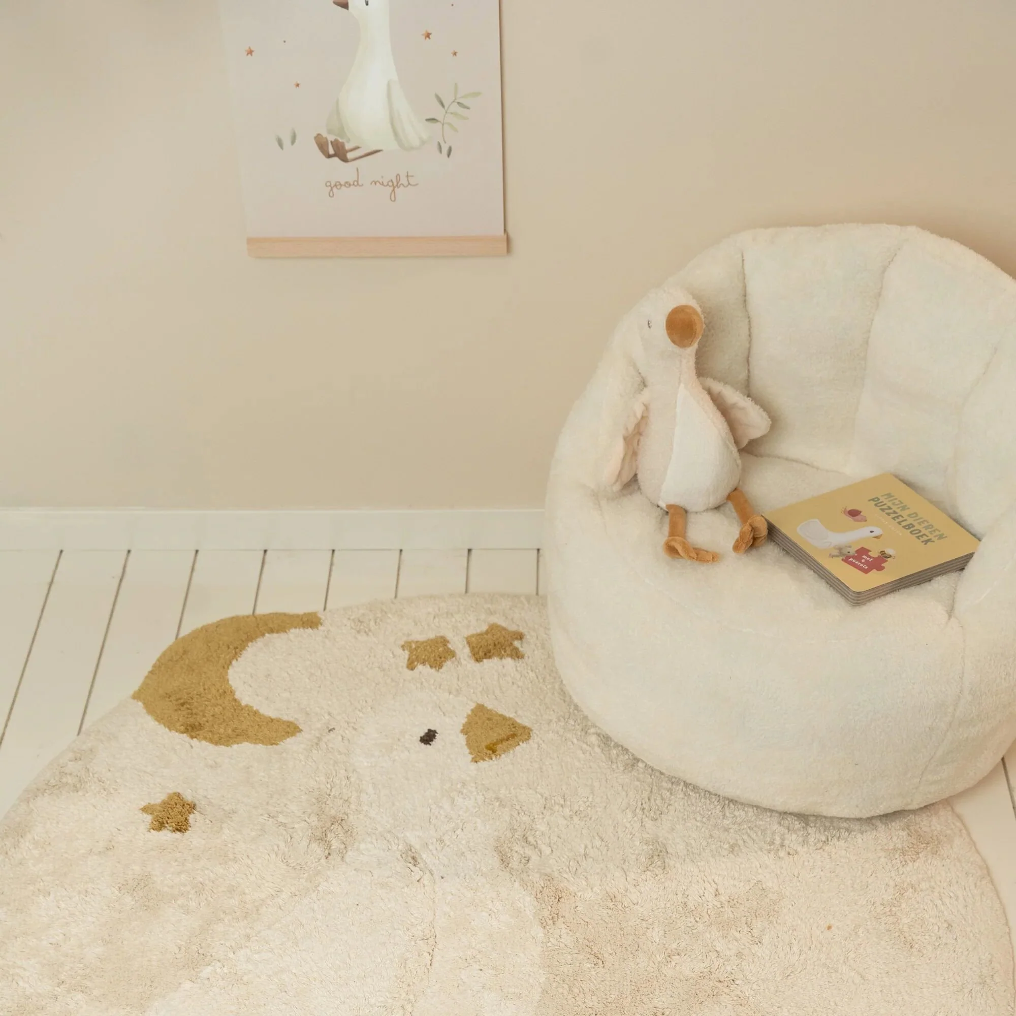Poltroncina Teddy Little Dutch bianca posizionata in cameretta