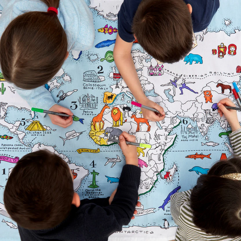 Bambini che colorano la tovaglia Eatsleepdoodle