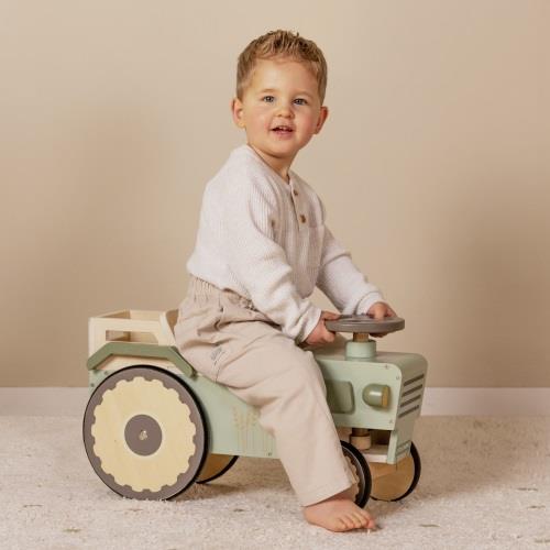 Bambino che gioca con trattore cavalcabile Little Dutch
